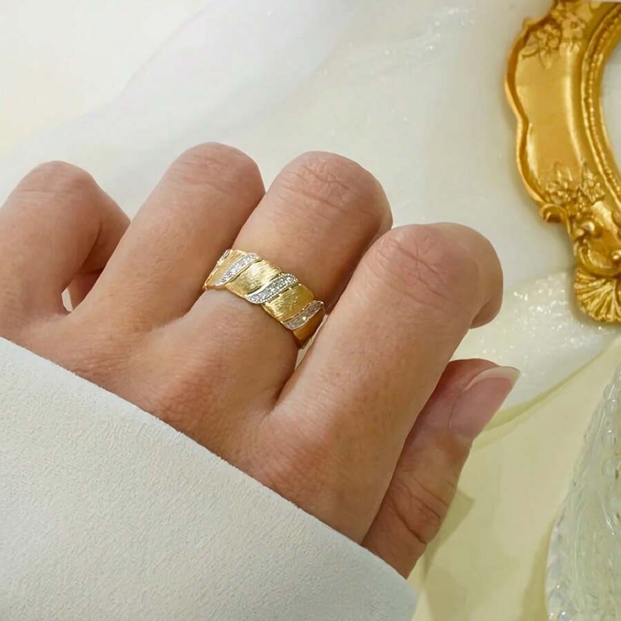 Women's Elegant Round White Zirconia Inlay Ring